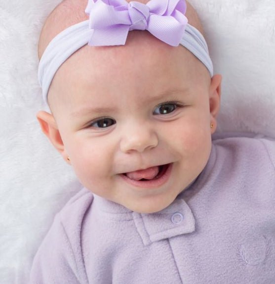 bebê com body e laço lilás da Laleblu
